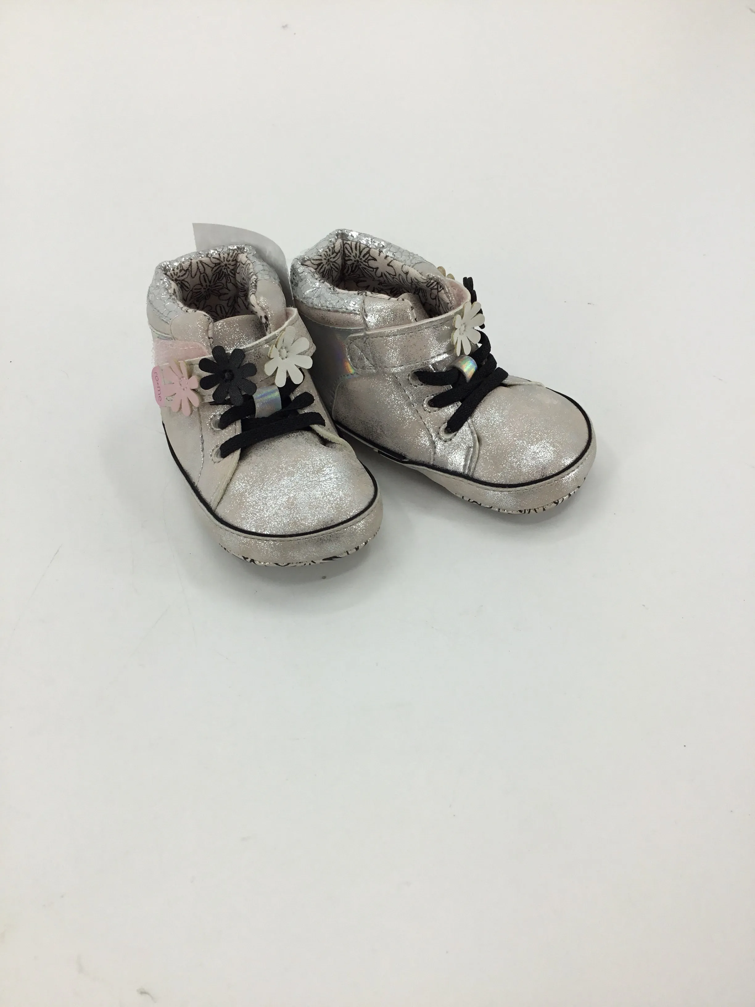 Ro   Me Child Size 3 Toddler Silver Sneakers